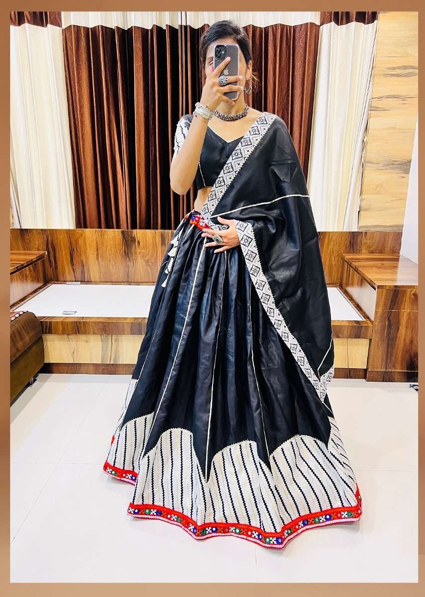 RAJWADI VOL - 7 D - 7037 AAWIYA NAVRATRI SPECIAL TRADITIONAL LEHENGA CHOLI WHOLESALE CATALOG