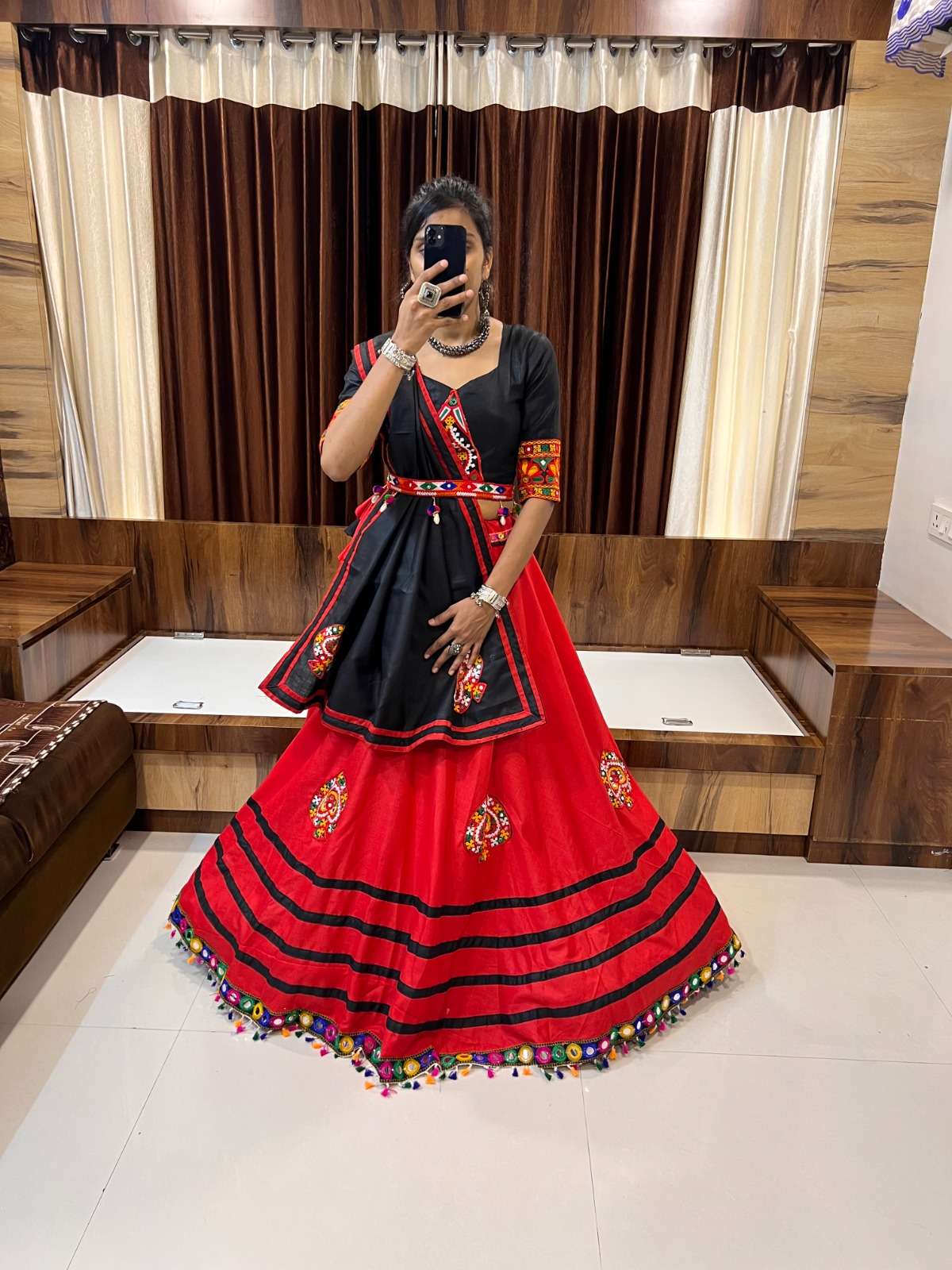 RAJWADI VOL -8  7055 AAWIYA NAVRATRI SPECIAL TRADITIONAL LEHENGA CHOLI WHOLESALE CATALOG 