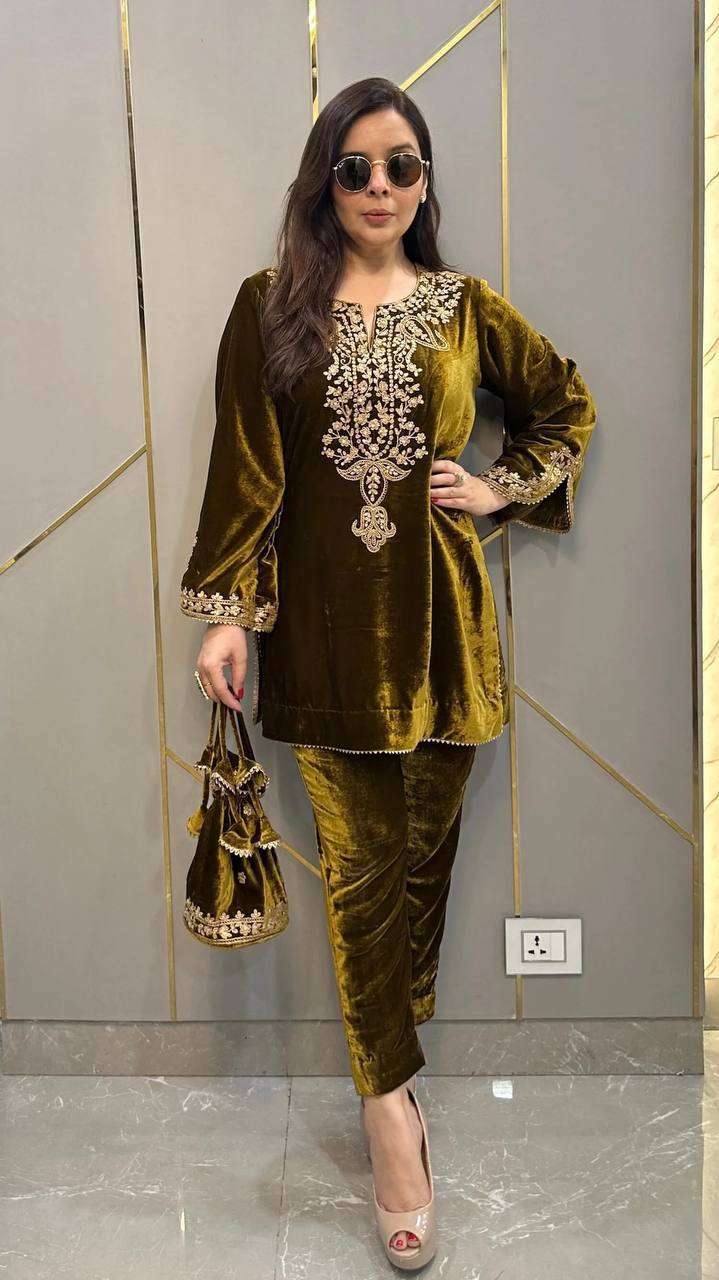 1156 Heavy Velvet Embroidered Salwar Suits Wholesale catalog